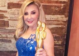 ونوهت الفنانة الكبيرة نادية الجندى بأن الكثير من الفنانات تحاربها خلال مشوارها الفنى منذ البداية وحتى الآن، فى فنها، مؤكدة أنها الوحيدة التى تستحق لقب نجمة الجماهير. Ø¨Ø§Ù„ØµÙˆØ± Ù…Ù‡Ø±Ø¬Ø§Ù† Ù„Ø¨Ù†Ø§Ù†ÙŠ ÙŠØ¬Ù…Ø¹ Ù†Ø§Ø¯ÙŠØ© Ø§Ù„Ø¬Ù†Ø¯ÙŠ ÙˆØ²ÙˆØ¬Ù‡Ø§ Ø§Ù„Ø³Ø§Ø¨Ù‚ Ø®Ø¨Ø± ÙÙŠ Ø§Ù„ÙÙ†