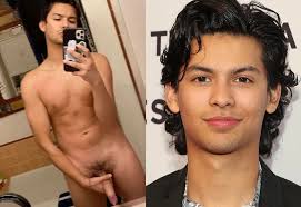 Ator Xolo Maridueña Pelado Exibindo Pênis Duro - Foto de Penis