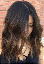 Vous Cherchez Une Couleur De Cheveux Au Chocolat Noir Pour Les Brunettes A Balayage Voir Notre Co Tendances De La Mode Deep Brown Hair Cool Hair Color Balayage Brunette