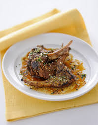 Spennellate le costolette d'agnello con una marinatura preparata con aglio, olio extravergine d'oliva e pepe. Costolette Di Agnello Marinate Sale Pepe