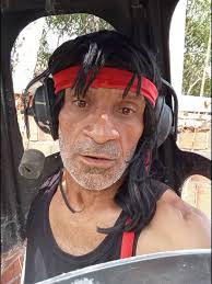 Rambo Bebendo Água de Coco