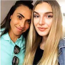 Jogadora se aposenta para cuidar de namorado com câncer e é pedida em casamento no último jogo. Jogadora Marta Termina Namoro Com Sueca E Engata Romance Com Colega De Time Retratos Da Bola Extra Online