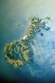 Mauka huka) is the main island of the eponymous uninhabited archipelago in the pacific ocean.it is part of the new zealand subantarctic area. Aucklandinseln Wikipedia