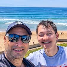 Yesterday, I had the pleasure of arriving at the home of my Austrian  friend, Lee Wingate, a devoted Manchester United fan. His warm welcome was  heartening. Lee connected me six months ago,