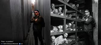 Este Artista Convierte Las Selfies En El Memorial Del Holocausto De Berlin En Selfies En Auschwitz
