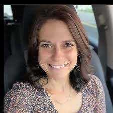 Kelly Cholewa's Instagram, Twitter & Facebook