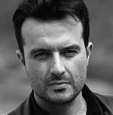 ausente, caviloso, embebido, absorto, embobado, enajenado, enfrascado,  ensimismado, meditabundo, pensativo, cortometrajista.