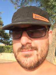 Izlazim iz mora, neka gospodja na ležaljci rješava križaljku i pita muža  “vitičasta zagrada?”, kaže “šta?” —> “VITIČASTA ZAGRADA”, kaže “nemam  pojma”, a ja zamahnem kosicom uvučem trbuh i u prolazu ću “Akolada”