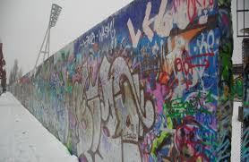 Ripercorriamo un pezzo di storia moderna con queste frasi sul muro di berlino, un pezzo di storia che durò ventotto anni (dal 13 agosto 1961 al 9 novembre 1989). Altro Che Muro Di Berlino Oggi Le Barriere Nel Mondo Sono Molte Di Piu