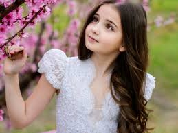 صور اطفال كيوت حلوين جدا Little Girl Standing Along With Flowers