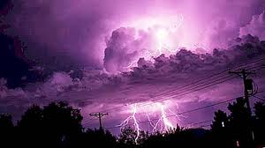 Lyn er kraftige elektriske udladninger mellem ladede områder i jordens atmosfære. Lyn Hvor Det Kommer Fra Interessante Fakta Natur 2021