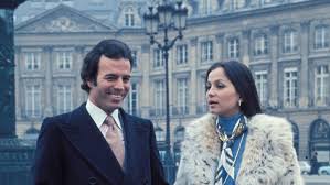 Julio iglesias se pronunció sobre su ex isabel preysler y mvll durante una conferencia de prensa en méxico. La Boda De Penalti De Isabel Preysler Y Sus Lagrimas Cuando Se Caso Con Julio Iglesias