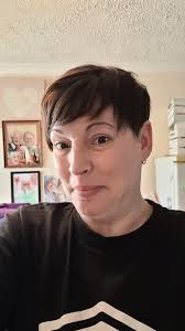 Glad she has a pixiecut under that wig !!!! Lovely Emma