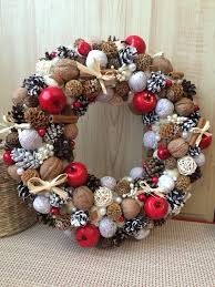 что можно сделать из скорлупы грецкого ореха своими руками Novogodnij Venok Rozhdestvenskie Venki Svoimi Rukami Rozhdestvenskie Podelki Prazdnichnye Venki