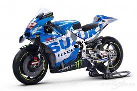 Suzuki se presentó en la recta del circuito de losail, en qatar, pocas horas antes de comenzar el test oficial para los pilotos titulares. Suzuki Unveils Bike For Motogp Title Defence