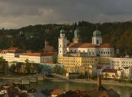 Gezimanya'da passau hakkında bilgi bulabilir, passau gezi notlarına, fotoğraflarına, turlarına ve videolarına ulaşabilirsiniz. Passau Baroque Facades And Vibrant Arts Center Dw Travel Dw 22 11 2010