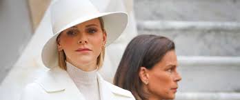 Pour célébrer noël en compagnie des anciens monégasques, charlene charlène de monaco : Charlene De Monaco Remplacee Par La Princesse Stephanie Au Pied Leve Gala