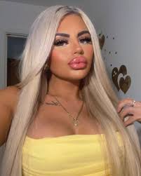 Stacey Dickinson's Instagram, Twitter & Facebook