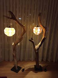 Standard preis aufsteigend preis absteigend neu eingetroffen bewertung. Stehlampe Und Bogenlampe Aus Verwittertem Alten Eichenast Auf Schwarzem Natursteinsockel Bogenlampe Stehlampe Stehlampe Holz