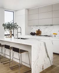 P E R Conseils On Instagram Kitchen Addict Sublime Cuisine Au Design Blanc Et Ilot Cent Cuisine Moderne Cuisine Moderne Blanche Cuisine Appartement