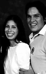 She Looks For News”