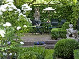 Coin Detente Dans Un Jardin D Amsterdam Jardin Maison Jardins Jardins Blancs