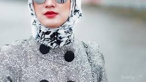 Nah, salah satu cara berpenampilan menarik untuk wanita yang satu ini mungkin cocok untuk anda lakukan. Tips And Trik Jitu Supaya Bentuk Wajahmu Tetap Cantik Saat Berhijab