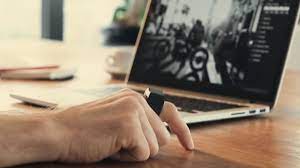 A smart wearable device designed to replace your computer mouse. Verruckte Idee Dieser Ring Ersetzt Die Computer Maus