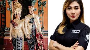 Check spelling or type a new query. Beruntung Wanita Indonesia Berprofesi Karyawan Televisi Ini Dinikahi Aktor India Intip Fotonya Tribunstyle Com