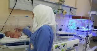 ولادة طفل مشوه في إدلب يثير المخاوف من تاثير القنابل الروسية صورة
