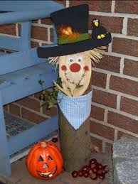 Vogelscheuche Aus Baumstamm Creadoo Com Herbstdeko Basteln Naturmaterialien Urlaub Handwerk Basteln Herbst