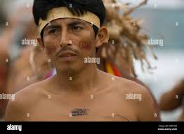 Guerrier autochtone traditionnelle équatorienne danse costume  démontrant,célèbre découverte de l'Amérique Christophe Colomb Photo Stock