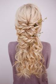Back View Of An Elegant Trendy Hairstyle Interlacing Curls And Decorating With Flower Petals 2020 Sac Boyasi Sac