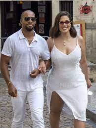 Ashley graham's inspirational instagram post about body acceptance has me feeling all the summer ashley graham no ha utilizado photoshop en su campaña publicitaria de bañadores, y. Ashley Graham Announces She S Pregnant In Instagram Video