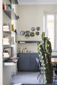 A Casa Di Emilia Petruccelli A Roma Tra Pezzi D Arte E Sorprese Pop Nel 2020 Lampada Al Neon Design Editoriale Case