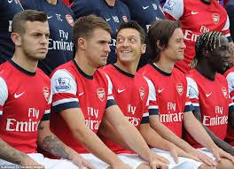 Www.waptrik vidoes dalont com : Mesut Ozil Cracks A Cheeky Smile As Arsenal Line Up For Squad Photo And Is That Nicklas Bendtner Back Again Daily Mail Online