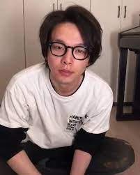 soraがinstagramで投稿をシェアしました 中村さんちの自宅から 24 お料理動画かと思ってたら 容姿が全然違ってびっくりした それにしても 超イケメン 黒縁メガネに胡座がめっちゃ似合ってる プロフィールで322件の写真や動画を見ることがで