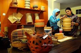 Payung ini digunakan digunakan dalam berbagai acara seni tradisional di jawa barat. Foto Pameran Kerajinan Potensi Kerajinan Jabar