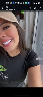 Andan dos caballos sueltos por la parte del abanico tengan cuidado están en  el medio de la calle.