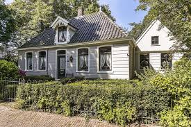 Broek in waterland was originally a fishermen's village. Huis Kopen Aan De Roomeinde In Broek In Waterland Bekijk 1 Koopwoningen