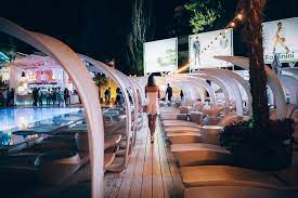Ontdek de perfecte stockfoto's over saint tropez party en redactionele nieuwsbeelden van getty images kies uit premium saint tropez party van de hoogste kwaliteit. Your Guide To Cote D Azur White Parties St Tropez House