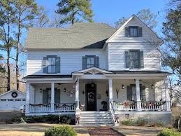 Farmhouse Christmas In Jefferson Ga Old Southern Homes Victorian Homes Georgia Homes
