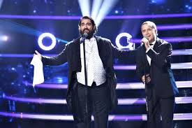 The show is hosted by cosmin seleși and alina pușcaș. Eros Ramazzotti È™i Luciano Pavarotti Anda CÄƒlugÄƒreanu Gloria Estefan È™i Carla S Dreams UrcÄƒ Pe Scena Show Ului Te Cunosc De Undeva