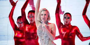 Her performance uses a huge patchwork dress and a red jumpsuit, while a hundred women will sing from a huge screen. Eurovision 2021 Sklhrh Maxh Gia Th Nikh Deixnoyn Ta Stoixhmata Sthn Prwth Dekada Kypros Kai Ellada Zwh Iefimerida Gr