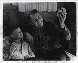 1966 Press Photo Astronaut Elliott See, Jr. spending quality time with son  David