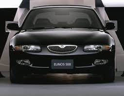 個性あふれる80 90年代のネオ クラシックな日本車から グッドデザインなクルマを振り返る新シリーズ 第1回の今回は 絶好調のマツダデザインの原点となるセダンに太鼓判です ユーノスは バブル期にマツダが展開した5チャン ユーノス マツダ クラシックカー
