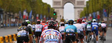 1er passage sur la ligne d'arrivée. Tour De France 2019 Une Randonnee A Velo Sur Les Champs Elysees Le Jour De L Arrivee Le Huffpost