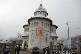 Locașul este construit în stil vechi moldovenesc. Biserica Sfintii Imparati Constantin Si Elena Falticeni Stil Vechi