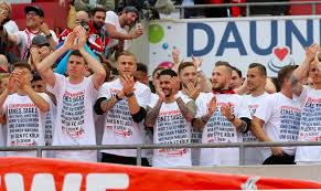 Der erst eine minute vorher eingewechselte skhiri schob nach glücksspiel kann süchtig machen. 1 Fc Koln Im Europapokal Munzwurf Und Absturz Fussball Faz