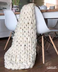 Decken aus merinowolle nun verfügen über perfekte wärmeeigenschaften und vermitteln auch im winter ein wie bei allen wollprodukten sollten sie auch die decken aus merinowolle nicht durch. Diy Chunky Knit Decke Aus Merinowolle Fraulein Emmama
